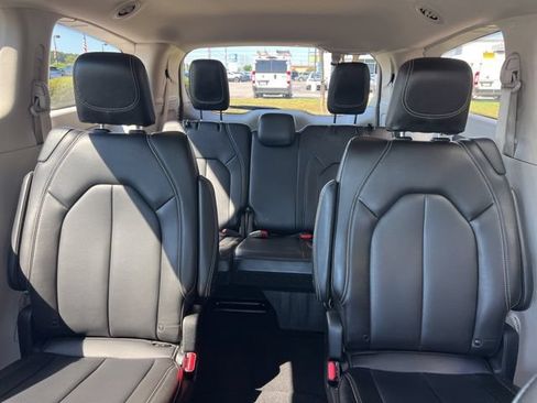 Used 2023 Chrysler Pacifica Touring-L FWD image 18
