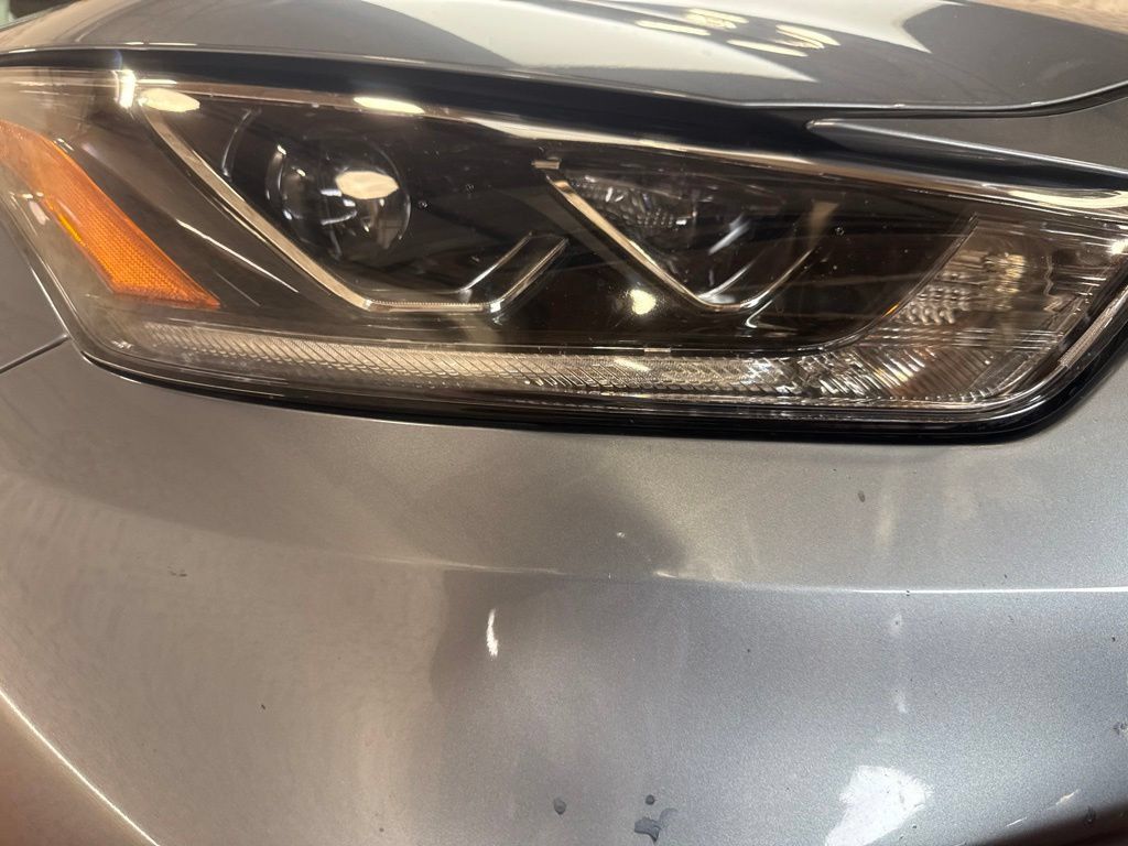 Used 2023 Toyota Highlander Limited FWD image 10