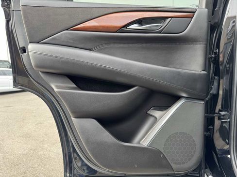 Used 2017 Cadillac Escalade Luxury image 43