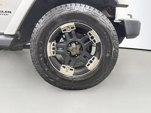 Used 2012 Jeep Wrangler Unlimited Sahara w/ Connectivity Group AWD/4WD image 30