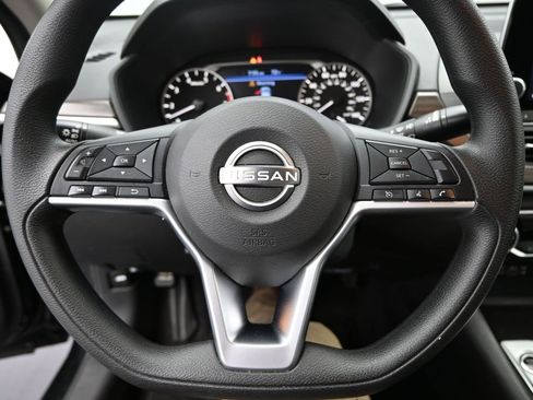 Used 2024 Nissan Altima 2.5 SV image 12