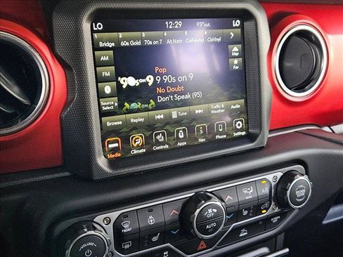 Used 2022 Jeep Wrangler Unlimited Rubicon w/ Cold Weather Group AWD/4WD image 15