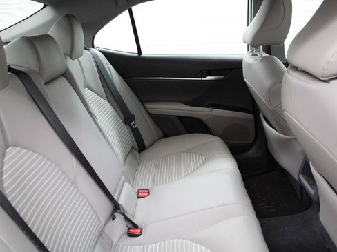 Used 2020 Toyota Camry SE w/ Sunroof Package image 28