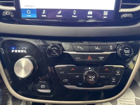 Used 2024 Chrysler Pacifica Touring-L image 12