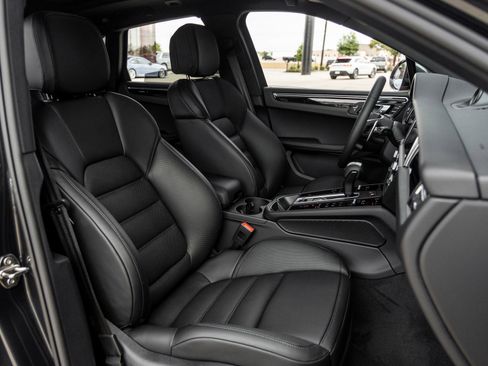 Certified 2026 Porsche Macan AWD/4WD image 42