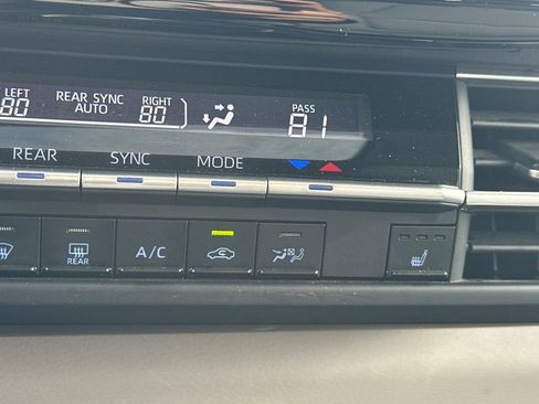 Used 2023 Toyota Sienna XLE image 31