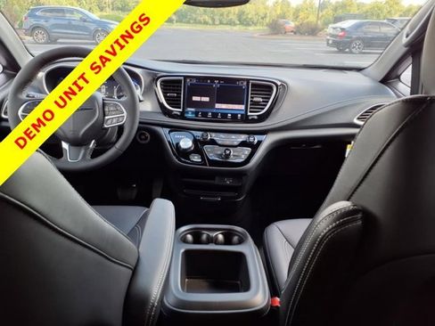 New 2026 Chrysler Pacifica Select image 6