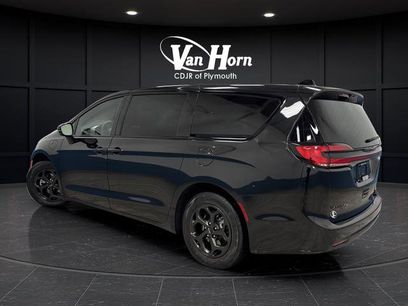 Used 2023 Chrysler Pacifica Limited w/ Uconnect Theater Family Group