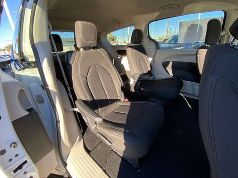 Used 2024 Chrysler Voyager LX image 41