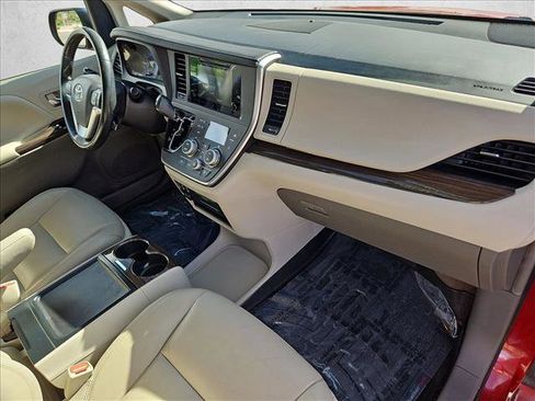 Used 2016 Toyota Sienna XLE FWD image 23