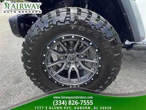 Used 2024 Jeep Wrangler Unlimited Rubicon w/ Capability Package image 31