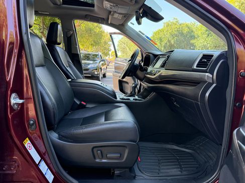 Used 2017 Toyota Highlander Limited w/ Preferred Accessory Package AWD/4WD image 15
