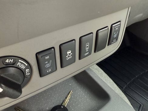 Used 2018 Nissan Frontier SV w/ Value Truck Package AWD/4WD image 12