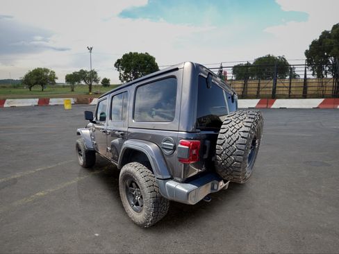 Used 2018 Jeep Wrangler Unlimited Sahara AWD/4WD image 4