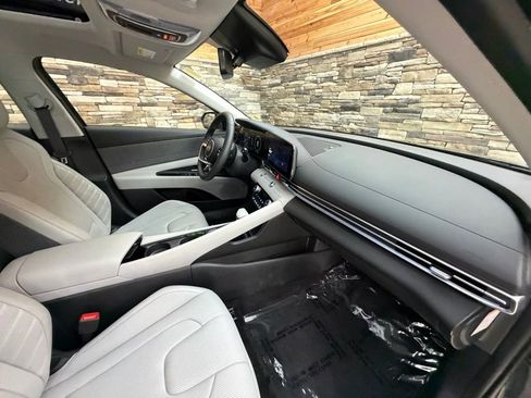 Certified 2025 Hyundai Elantra Limited image 13