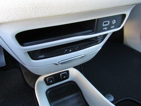 Used 2017 Chrysler Pacifica Limited FWD image 22