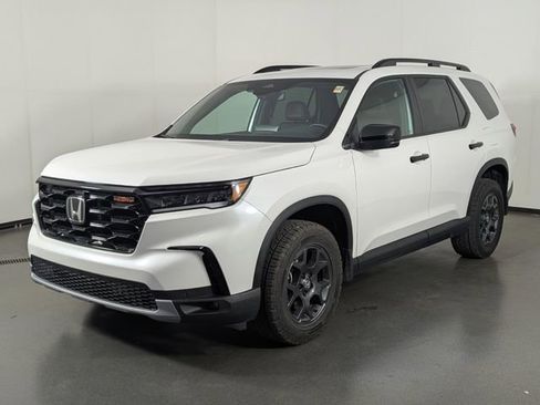 Used 2025 Honda Pilot TrailSport image 4