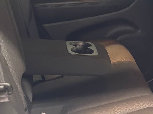 Used 2020 Jeep Grand Cherokee Laredo AWD/4WD image 17