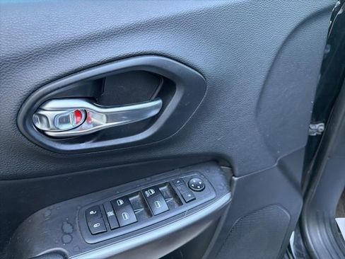 Used 2019 Jeep Cherokee Latitude w/ Popular Appearance Group FWD image 25
