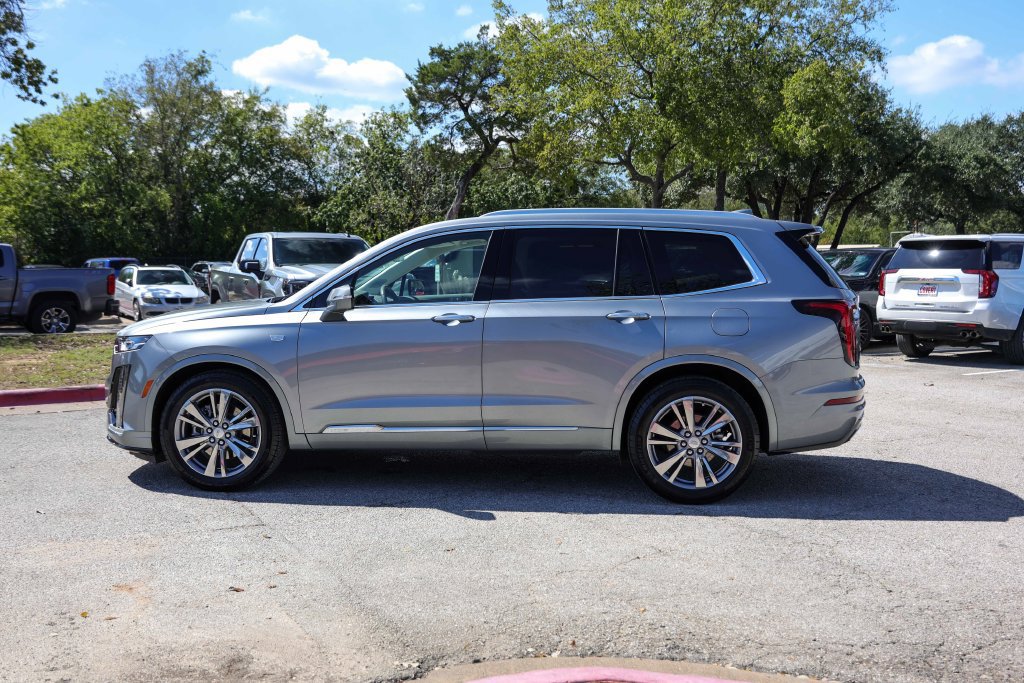 Used 2025 Cadillac XT6 Premium Luxury FWD image 2
