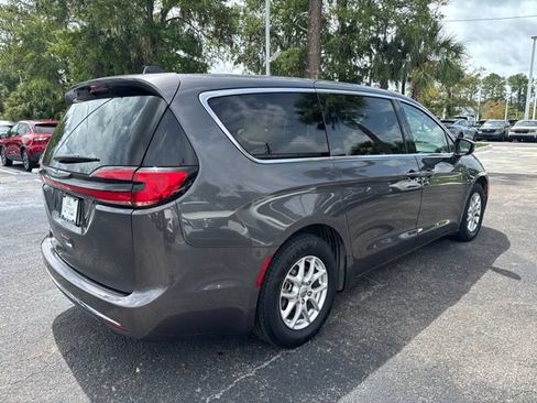 Used 2023 Chrysler Pacifica Touring-L FWD image 7