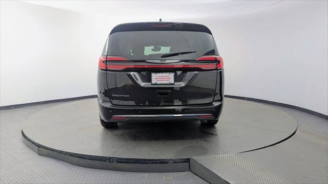 Used 2023 Chrysler Pacifica Touring-L FWD image 7
