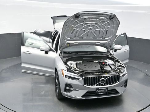 Used 2023 Volvo XC60 B5 Plus image 38