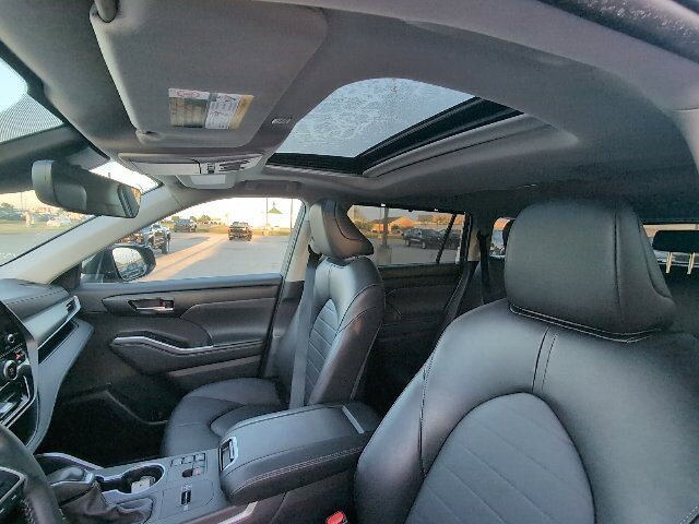 Used 2025 Toyota Highlander XLE FWD image 15