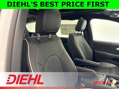 New 2026 Chrysler Pacifica Limited image 16