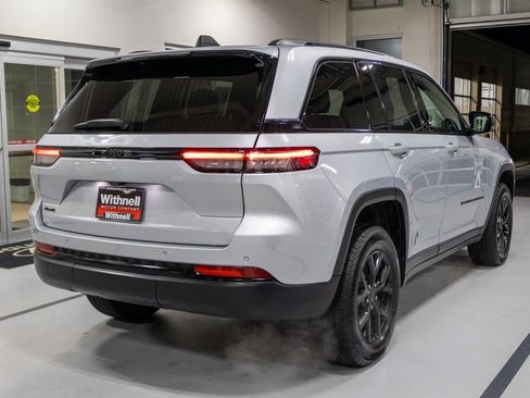 Used 2024 Jeep Grand Cherokee Altitude image 7