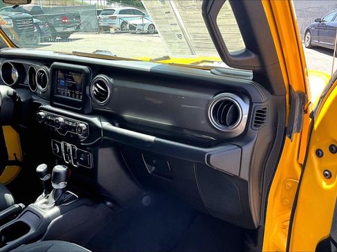 Used 2019 Jeep Wrangler Unlimited Sahara AWD/4WD image 15