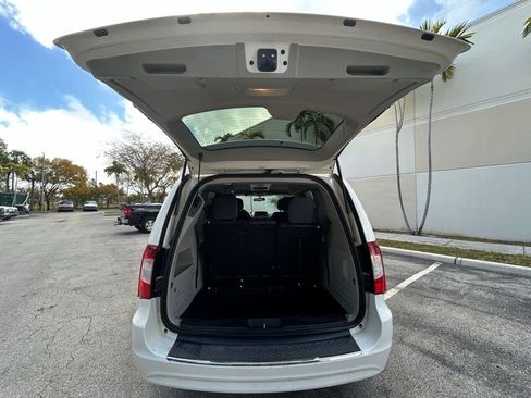 Used 2013 Chrysler Town & Country Touring image 30