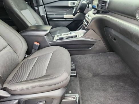 Used 2022 Ford Explorer XLT image 13