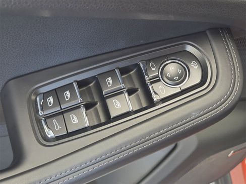 Used 2025 Porsche Macan Base image 15