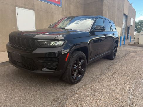 Used 2023 Jeep Grand Cherokee Altitude AWD/4WD image 6