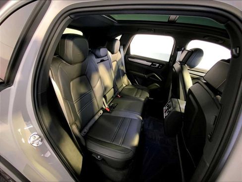 Certified 2023 Porsche Cayenne Platinum Edition AWD/4WD image 23