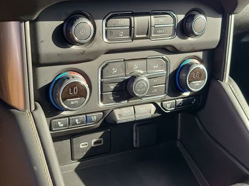 Used 2024 Chevrolet Suburban Premier AWD/4WD image 12