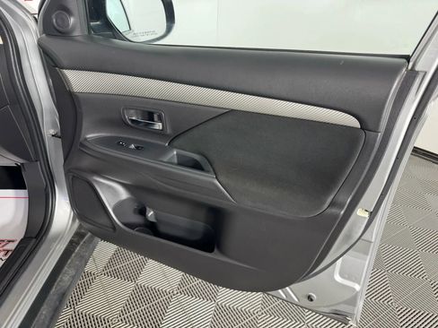 Used 2018 Mitsubishi Outlander ES image 31