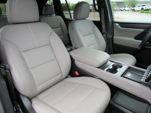 Used 2024 GMC Acadia Elevation w/ Luxury Package FWD image 9