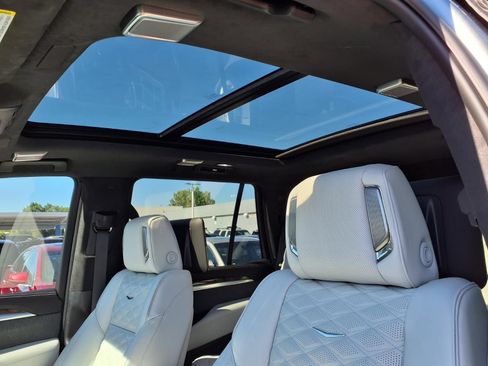 Used 2026 Cadillac Escalade Platinum Sport w/ LPO, ONYX Package AWD/4WD image 18