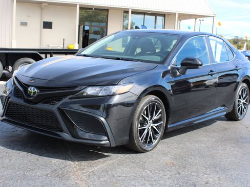 Used 2024 Toyota Camry SE image 11