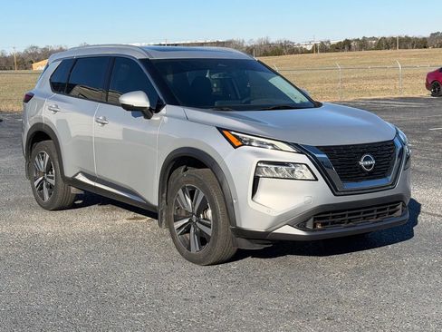 Used 2022 Nissan Rogue SL w/ SL Premium Package image 2