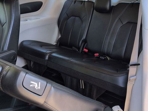 Used 2023 Chrysler Pacifica Touring-L image 22