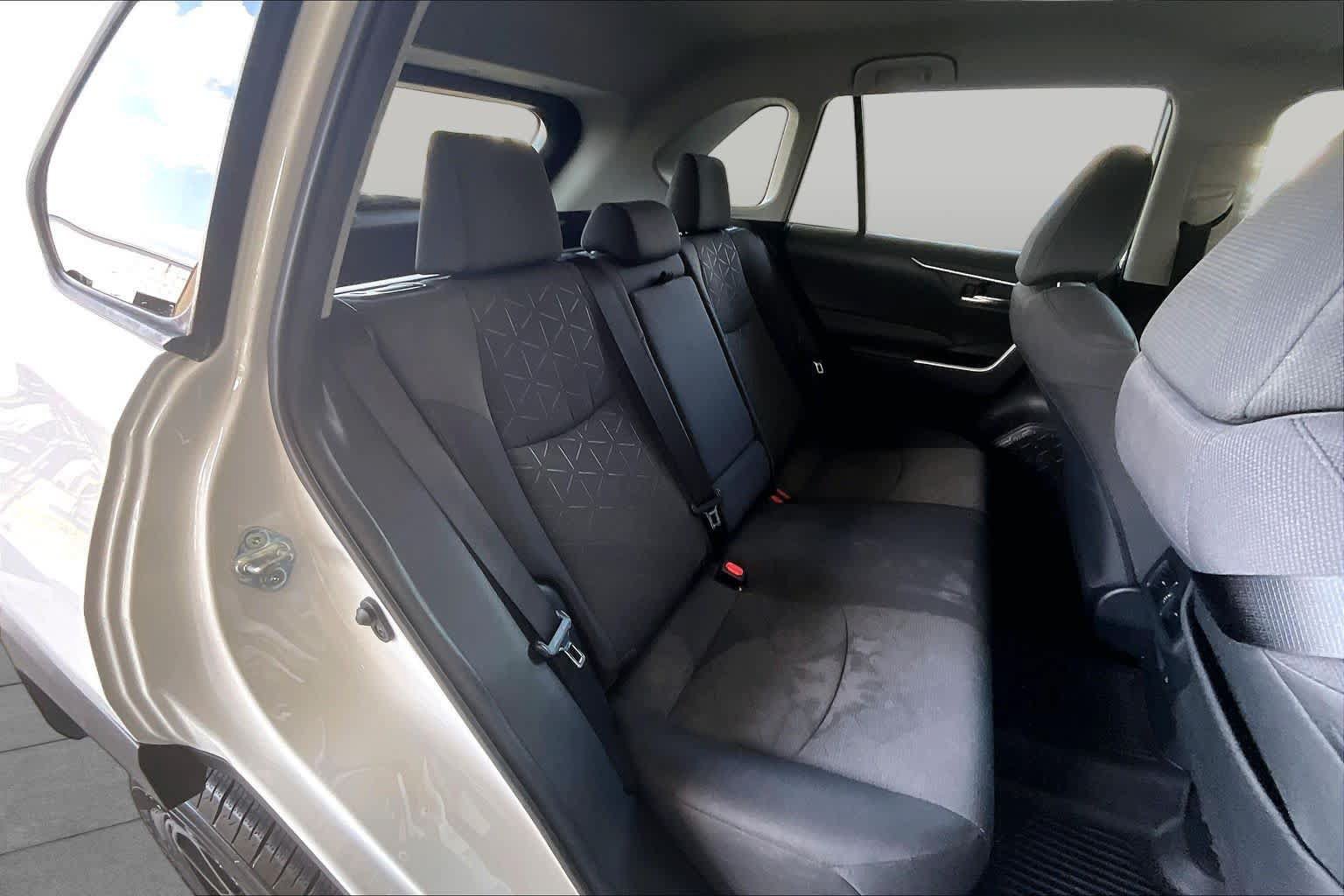 Used 2021 Toyota RAV4 XLE AWD/4WD image 19