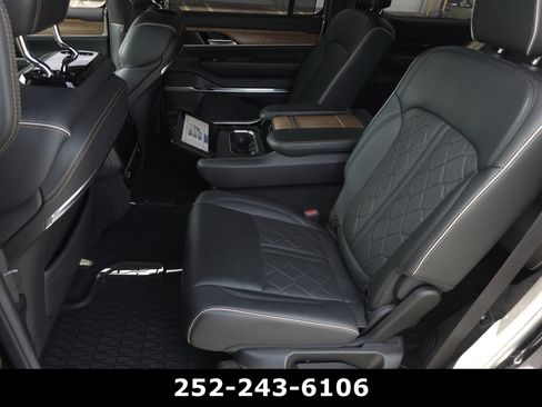 Used 2023 Jeep Grand Wagoneer Series III AWD/4WD image 19