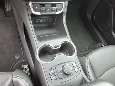 Used 2024 GMC Terrain SLT image 34