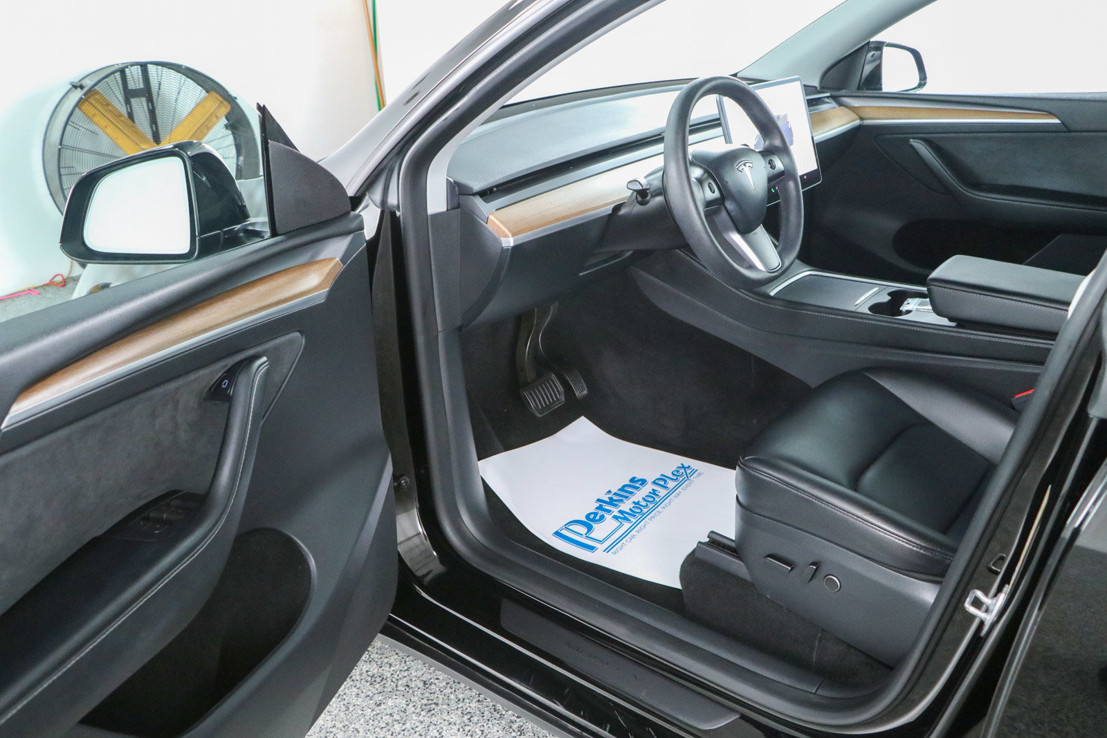 Used 2023 Tesla Model Y Long Range AWD/4WD image 3