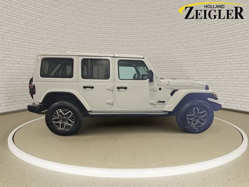 Used 2025 Jeep Wrangler Unlimited Sahara AWD/4WD image 4