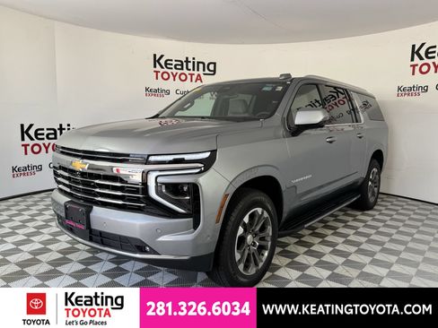 Used 2025 Chevrolet Suburban LT w/ Comfort Package RWD image 9
