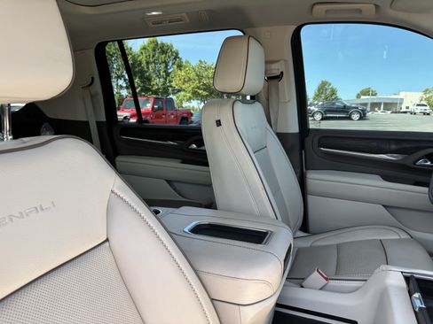 Used 2023 GMC Yukon XL Denali AWD/4WD image 33